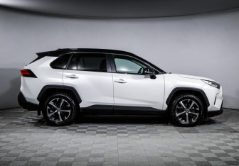 Подержанный автомобиль Toyota RAV4 2021 года (4 фото)