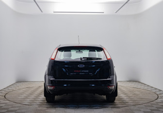 Подержанный автомобиль Ford Focus Hatchback 2010 года (6 фото)