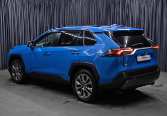 Подержанный автомобиль Toyota RAV4 2020 года (7 фото)