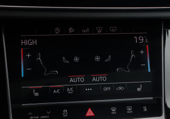 Подержанный автомобиль Audi Q7 2019 года (26 фото)