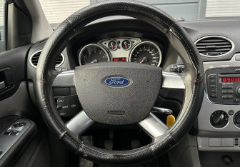 Подержанный автомобиль Ford Focus Sedan 2011 года (12 фото)