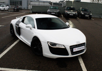 Подержанный автомобиль Audi R8 Coupe 2011 года (31 фото)