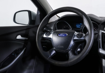 Подержанный автомобиль Ford Focus Hatchback 2013 года (13 фото)