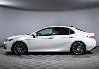 Подержанный автомобиль Toyota Camry Sedan 2022 года (8 фото)