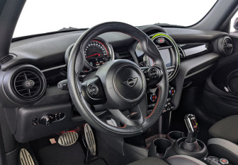 Подержанный автомобиль MINI Hatch 2020 года (15 фото)