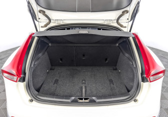 Подержанный автомобиль Volvo V40 Hatchback 2016 года (10 фото)