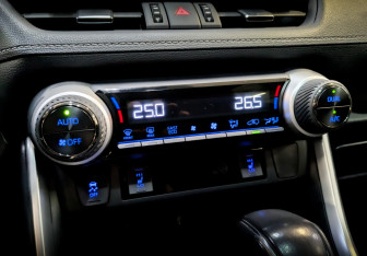 Подержанный автомобиль Toyota RAV4 2021 года (24 фото)