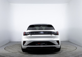 Подержанный автомобиль Zeekr 001 2024 года (6 фото)