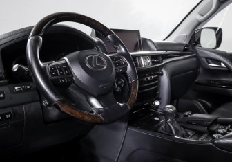 Подержанный автомобиль Lexus LX 2015 года (14 фото)