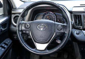Подержанный автомобиль Toyota RAV4 2014 года (17 фото)