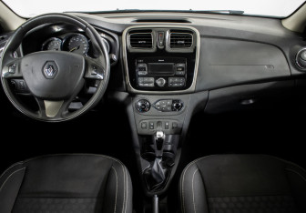 Подержанный автомобиль Renault Sandero 2018 года (11 фото)