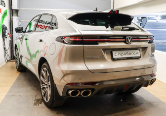 Подержанный автомобиль Changan UNI-K 2023 года (6 фото)