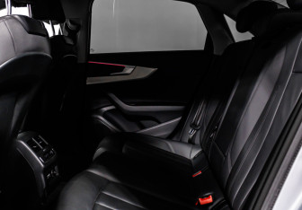 Подержанный автомобиль Audi A4 Sedan 2020 года (13 фото)