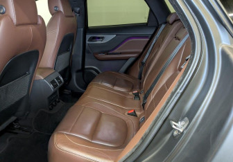 Подержанный автомобиль Jaguar F-Pace 2016 года (11 фото)