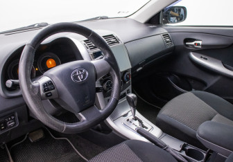 Подержанный автомобиль Toyota Corolla Sedan 2011 года (9 фото)