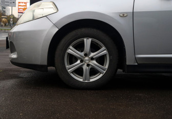 Подержанный автомобиль Nissan Tiida Hatchback 2010 года (19 фото)