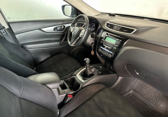 Подержанный автомобиль Nissan X-Trail 2017 года (10 фото)