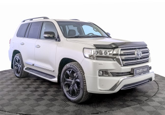 Подержанный автомобиль Toyota Land Cruiser Suv 2016 года (3 фото)