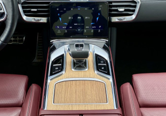 Подержанный автомобиль Hongqi E-HS9 2021 года (15 фото)
