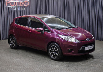 Подержанный автомобиль Ford Fiesta Hatchback 2011 года (3 фото)
