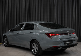 Подержанный автомобиль Hyundai Elantra Sedan 2021 года (6 фото)