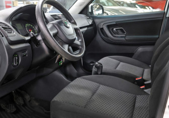 Подержанный автомобиль Skoda Fabia Hatchback 2011 года (16 фото)
