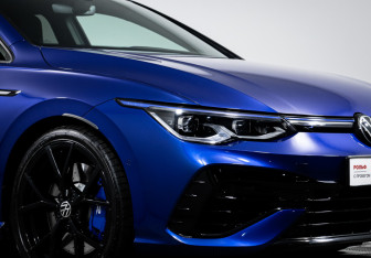 Подержанный автомобиль Volkswagen Golf R Hatchback 2023 года (18 фото)