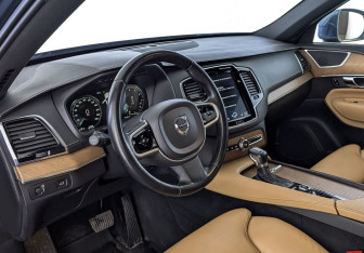 Подержанный автомобиль Volvo XC90 2018 года (15 фото)