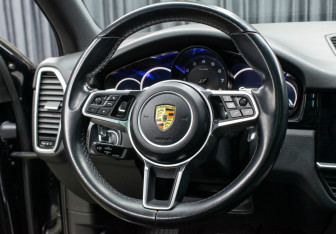 Подержанный автомобиль Porsche Cayenne 2018 года (17 фото)