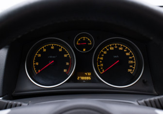 Подержанный автомобиль Opel Astra Wagon 2012 года (12 фото)