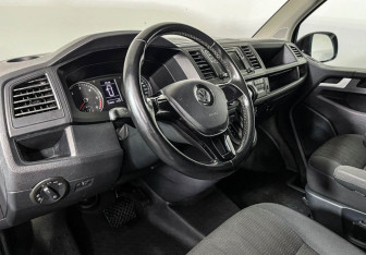 Подержанный автомобиль Volkswagen Caravelle 2017 года (13 фото)