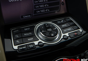 Подержанный автомобиль Infiniti QX70 2016 года (18 фото)