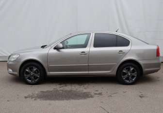 Подержанный автомобиль Skoda Octavia Liftback 2010 года (8 фото)