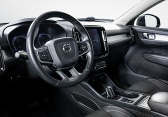 Подержанный автомобиль Volvo XC40 2018 года (14 фото)