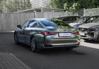Подержанный автомобиль Lexus ES 2019 года (6 фото)