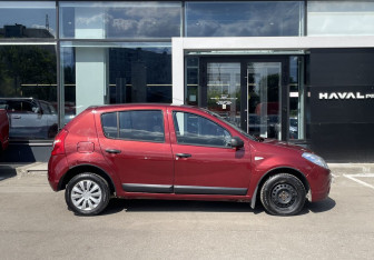 Подержанный автомобиль Renault Sandero 2011 года (4 фото)