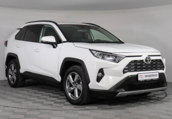 Подержанный автомобиль Toyota RAV4 2021 года (3 фото)