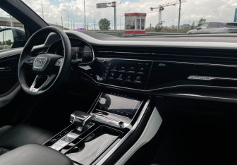 Подержанный автомобиль Audi Q8 2023 года (9 фото)