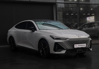 Подержанный автомобиль Changan UNI-V 2023 года (3 фото)