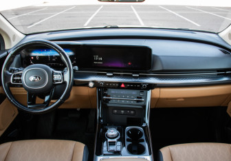 Подержанный автомобиль Kia Carnival 2021 года (21 фото)