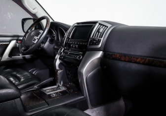 Подержанный автомобиль Toyota Land Cruiser Suv 2014 года (9 фото)