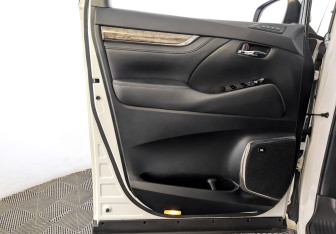 Подержанный автомобиль Toyota Alphard 2021 года (19 фото)