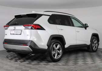 Подержанный автомобиль Toyota RAV4 2021 года (5 фото)