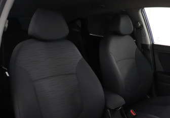 Подержанный автомобиль Hyundai Solaris Hatchback 2015 года (16 фото)