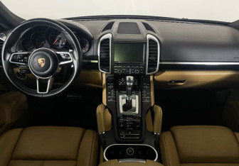 Подержанный автомобиль Porsche Cayenne 2015 года (12 фото)