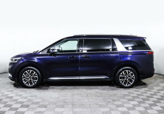 Подержанный автомобиль Kia Carnival 2021 года (3 фото)