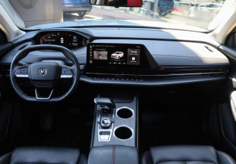 Подержанный автомобиль Changan UNI-S 2024 года (12 фото)