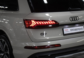 Подержанный автомобиль Audi Q7 2021 года (27 фото)