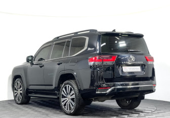 Подержанный автомобиль Toyota Land Cruiser Suv 2022 года (7 фото)