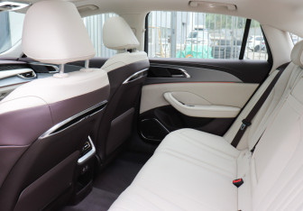 Подержанный автомобиль Hongqi H5 2024 года (12 фото)